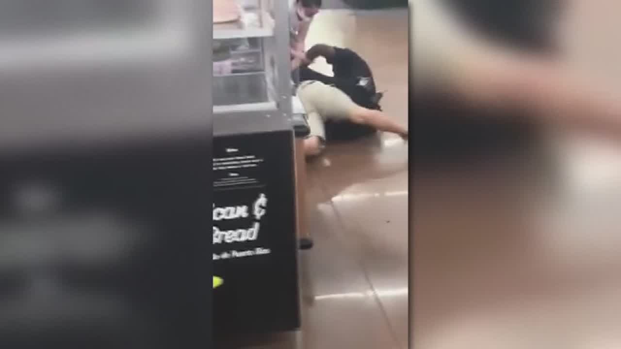 Captan en video el momento en que un policía y un hispano se enfrentan con violencia en un Walmart de Florida