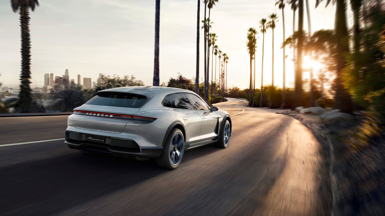 Como en todo Porsche, el diseño del Mission E Cross Turismo incluyó el elegante y dinámico 
<i>flyline</i>, que es como los diseñadores de Porsche han bautizado al 
<b>viaje confluyente de las líneas laterales del techo</b>, una característica de la mayoría de los modelos de la marca. Las salidas de aire traseras empotradas en el parachoques reemplazan a las salidas de escape, ahora innecesarias, y le dan una sensación de poder que está fuertemente informada por tecnología de combustión interna con la que este auto obviamente no cuenta.