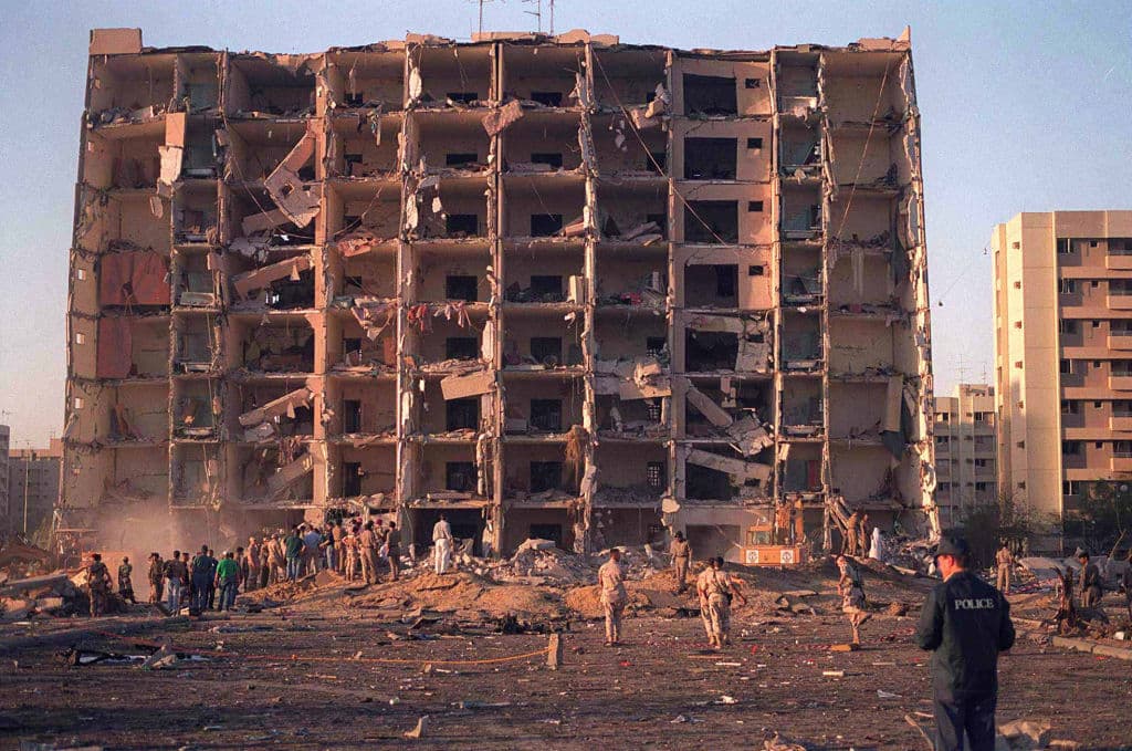 En esta foto de archivo, personal de EEUU y Arabia Saudita evalúan los daños a las Khobar Towers tras una explosión el 25 de junio de 1996.