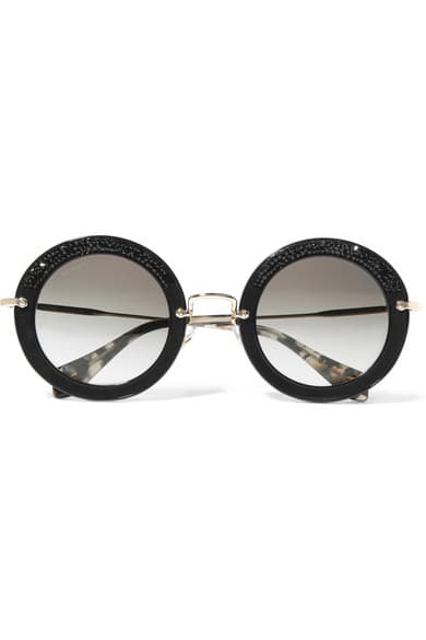 Como ya lo puedes intuir en este del ejercicio, debes obviar lentes de sol muy cuadrados que le roben armonía a tu cara y acentúen tu cuadratura. Lo tuyo es la redondez, las curvas, y las gafas tipo Iris Apfel, con sus grandes marcos redondos como de insecto, o tipo John Lennon, con sus discretos circulitos cubriendo los ojos.