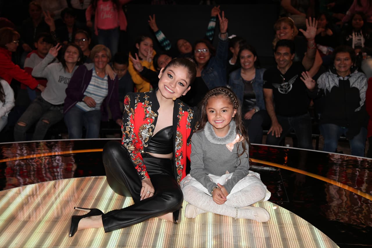 Ambas bailaron y jugaron en el escenario en cada corte comercial.