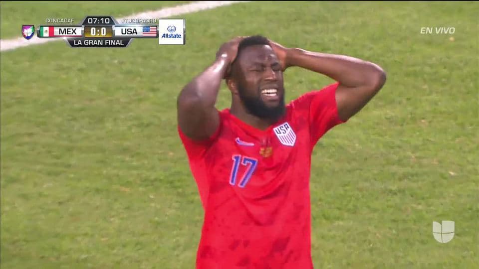 Tiro desviado de Jozy Altidore