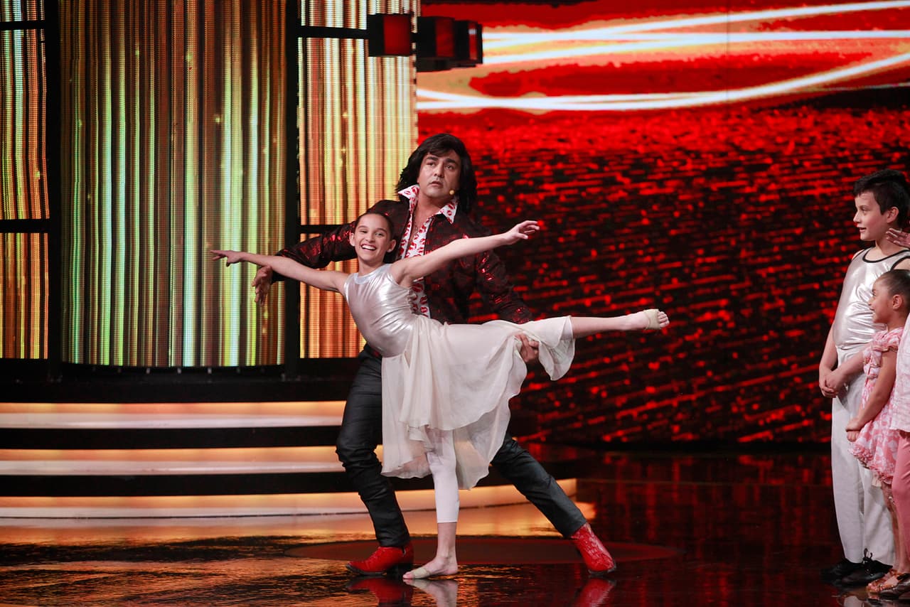 Al finalizar el paso de baile, le dijo a la pequeña gigante: "'Ora, sí, ya baja la pata".