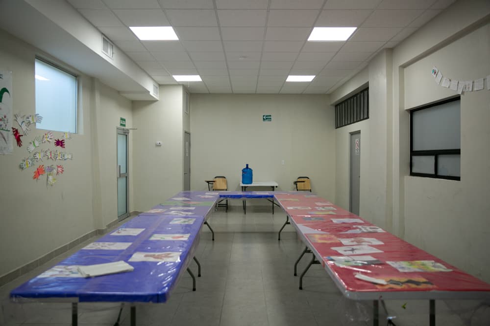 Entre las actividades que realizan a diario está la pintura. Hay un salón destinado para que los niños puedan pasar el tiempo dibujando y haciendo proyectos creativos.