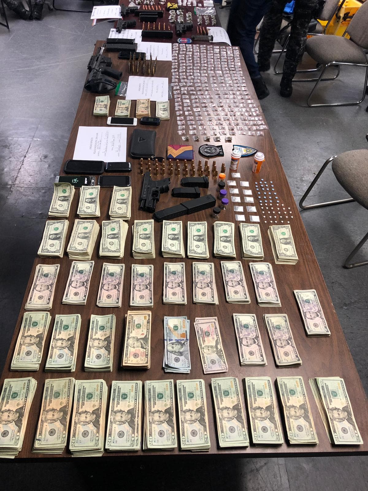 En el Residencial Los Lirios también se ocupó un rifle AR-15 con 57 municiones, un vehículo de motor con $16,279 en efectivo, un arma de fuego con 35 municiones, 11 bolsas de cocaína, 5 envases con marihuana, 53 pastillas y 4 celulares.