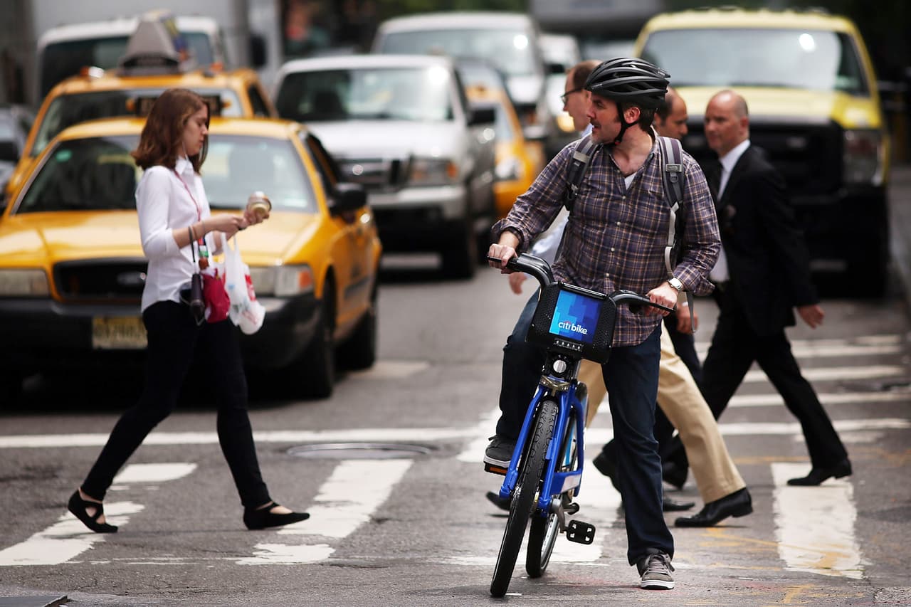 Las bicicletas azules son la opción perfecta para pasear por la ciudad sin tener que usar un auto.