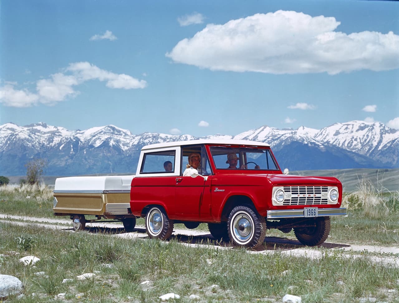 La Ford Bronco fue una SUV producida por la Ford Motor Company entre 1966 y 1996. Se fabricaron un total de 1,128,123 unidades durante los 30 años de producción.