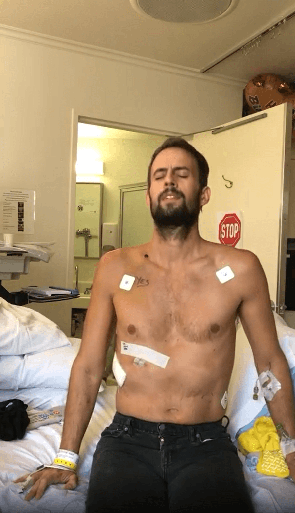 Los médicos le realizaron entonces una cirugía en la que "extirparon partes de su pulmón". Finalmente, y después de estar entre la vida y la muerte, Ryan Fischer pudo salir del hospital y publicó en Instagram el momento en video cuando se alistaba para poder "encontrar su camino en el mundo exterior". El amigo de Lady Gaga, compartió que ahora será más complejo "superar el trauma" de lo que fue lidiar con el desafortunado momento que pasó.