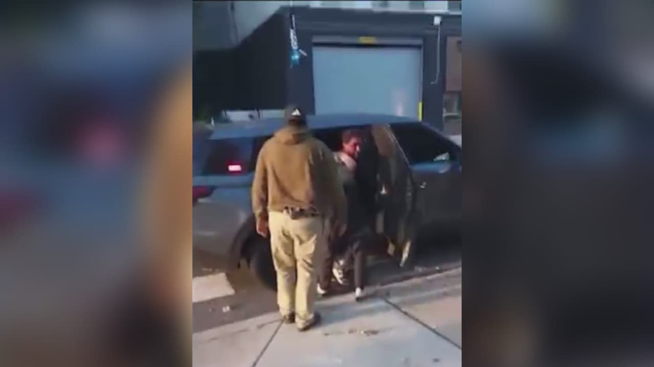 Video de operativo de ICE muestra a hombre ensangrentado tras presunta agresión física por parte de los agentes