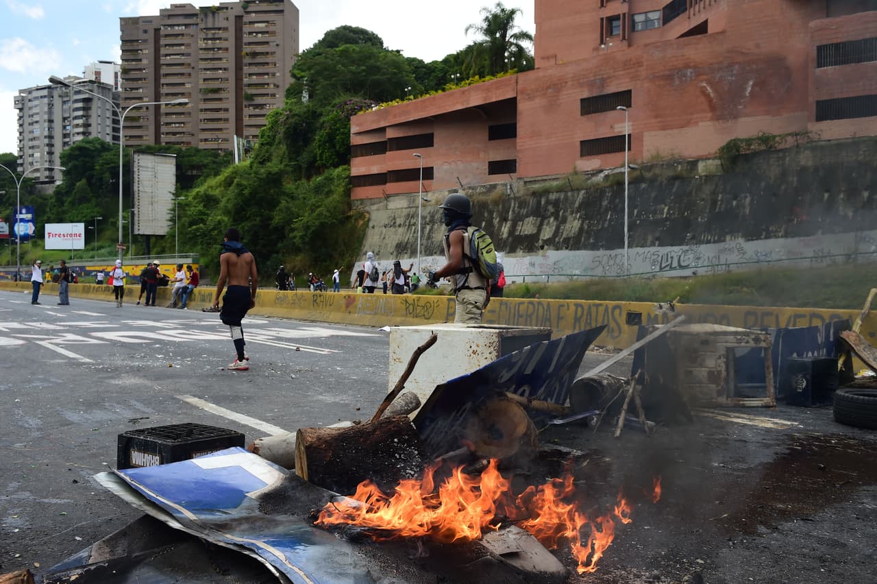 Unos 5,500 candidatos, incluidos el vicepresidente del partido oficialista, el diputado Diosdado Cabello; la ex canciller Delcy Rodríguez y la primera dama, Cilia Flores, compiten en la consulta para elegir 545 constituyentes.