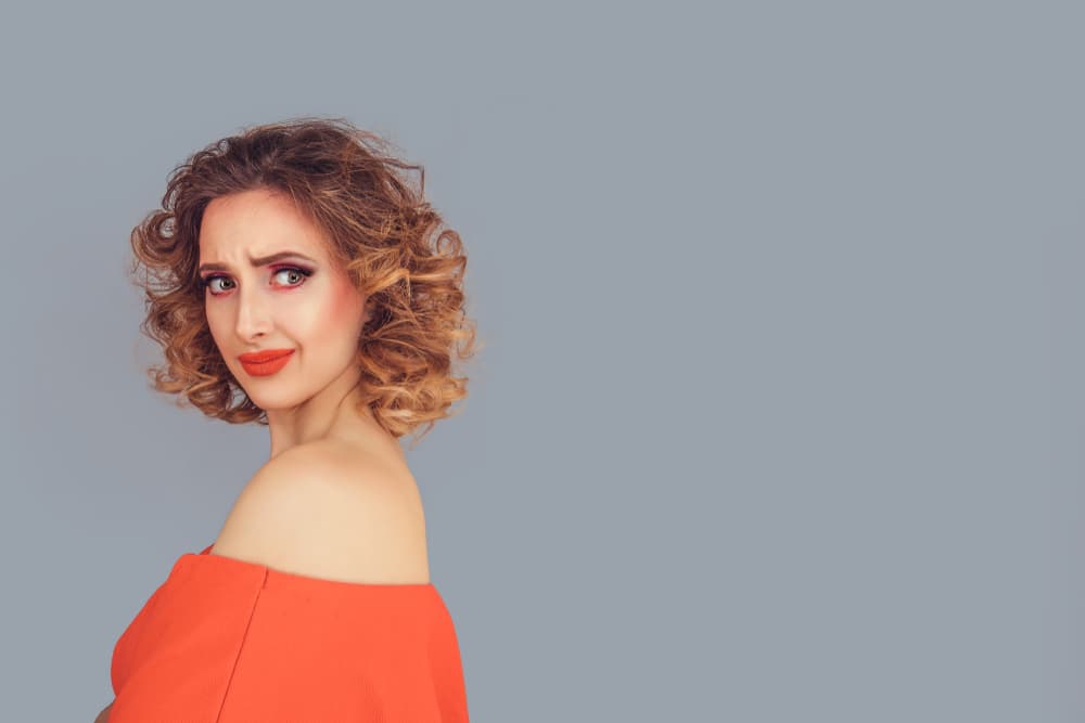 Otra interpretación es que soñar con piojos significa que la traición está cerca. Esto es, que puede haber una persona cercana, como un amigo, compañero de trabajo o incluso un familiar que quiere hacernos daño por celos o envidia. También que habrá problemas en ese entorno, no necesariamente por estos factores.