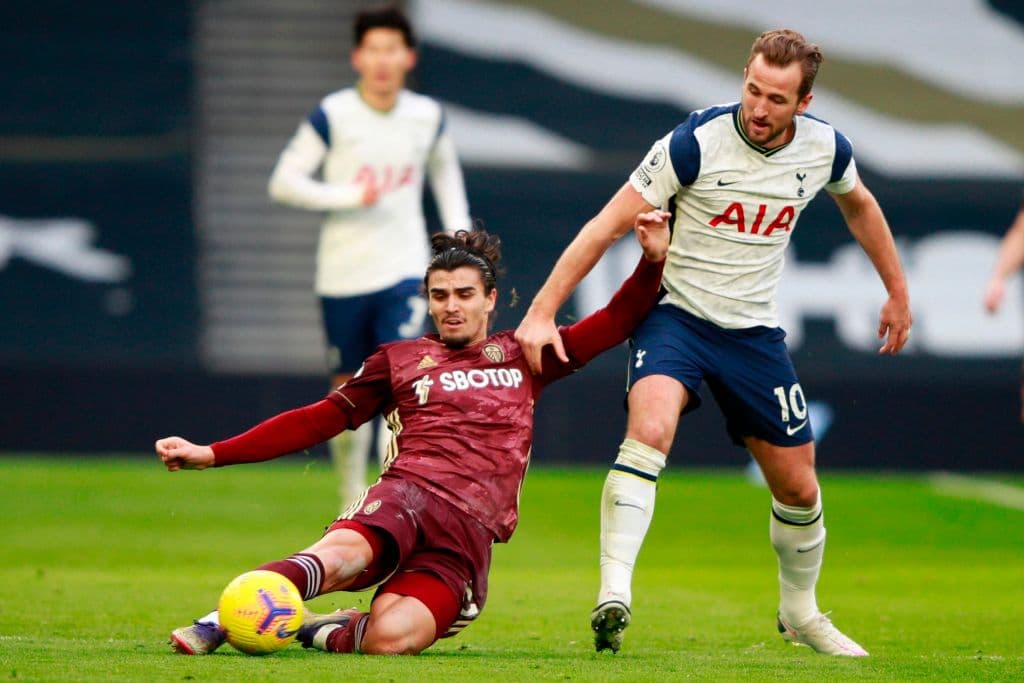 Tottenham se impone ante el Leeds 3-0. Los goleadores por parte de los Spurs fueron Harry Kane al minuto 29 tras cobrar un penal, Son Heung-min al 43 y, ya en el segundo tiempo, Tobey Alderweireld hacía el tercer tanto, durante la J17 de la Premier League.