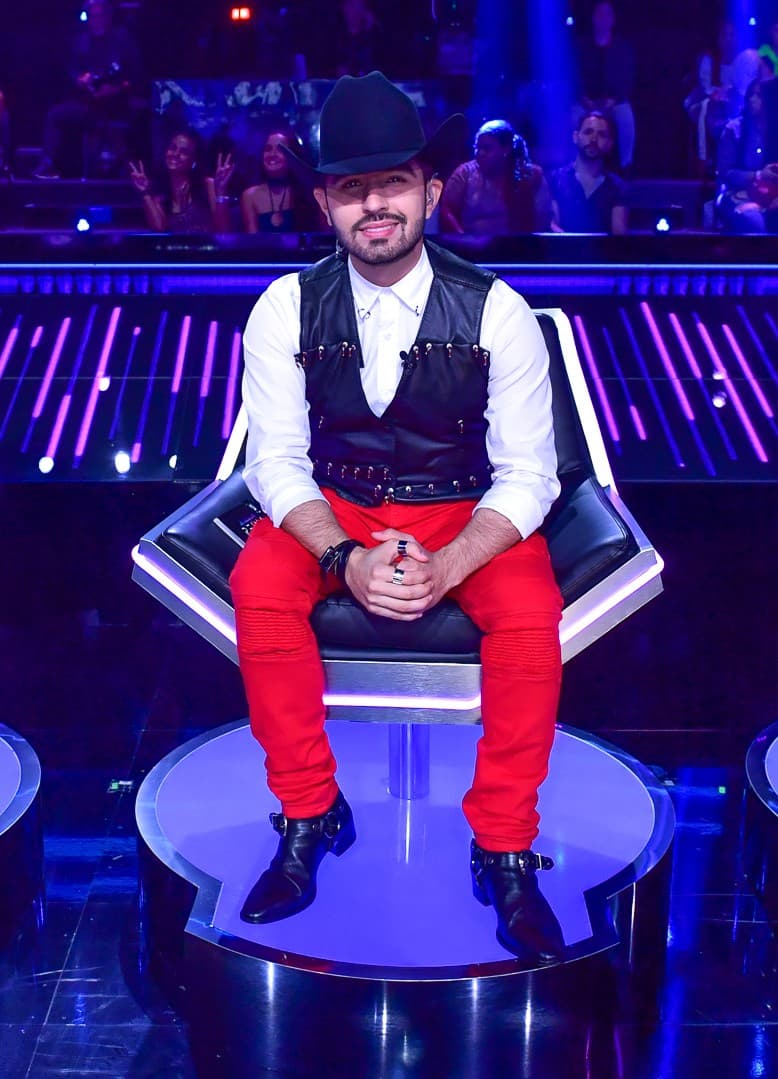 Joss Favela también estaba listo para lo que viniera. Esta vez usó un pantalón rojo, un chaleco de piel y sus clásicas botas y su sombrero.