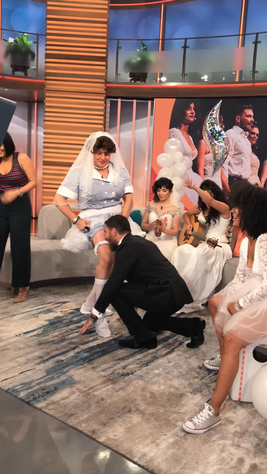 Los rituales de boda continuaron en el estudio y Julián Gil le quitó sensualmente la liga a la novia.