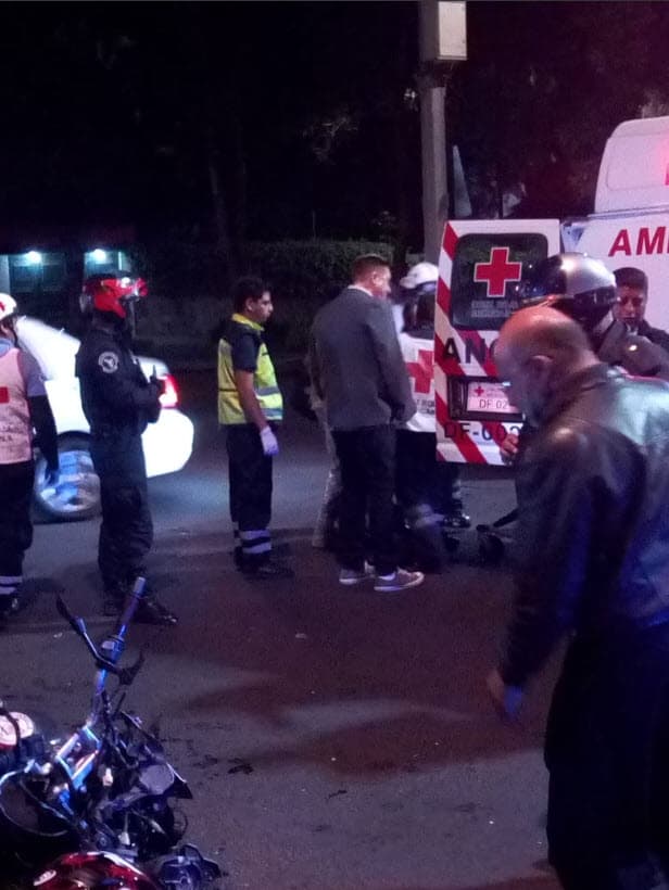 "Inmediatamente me paré, me bajé para auxiliarlo, yo fui el que llamó a la ambulancia, yo fui el que estuvo al pendiente de él, aunque fue él quien me chocó".
<br>