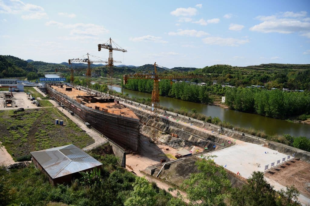 Es en un astillero de los confines del suroeste de China donde 
<b>el vapor comienza a tomar forma</b>. En Suining, cuatro grúas se elevan en torno a una inmensa bodega seca, junto al río Qijiang. La idea de sus creadores es poner el barco a flote en un parque temático.