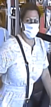 De pronto, la conversación entre las dos sospechosas y su víctima siguió en el auto de esta, donde una de las presuntas delincuentes comenzó a llorar y a contarle a la víctima que tenía un boleto ganador de Mega Millions que no podía cobrar por ser inmigrante sin papeles. La sospechosa dos en la imagen.