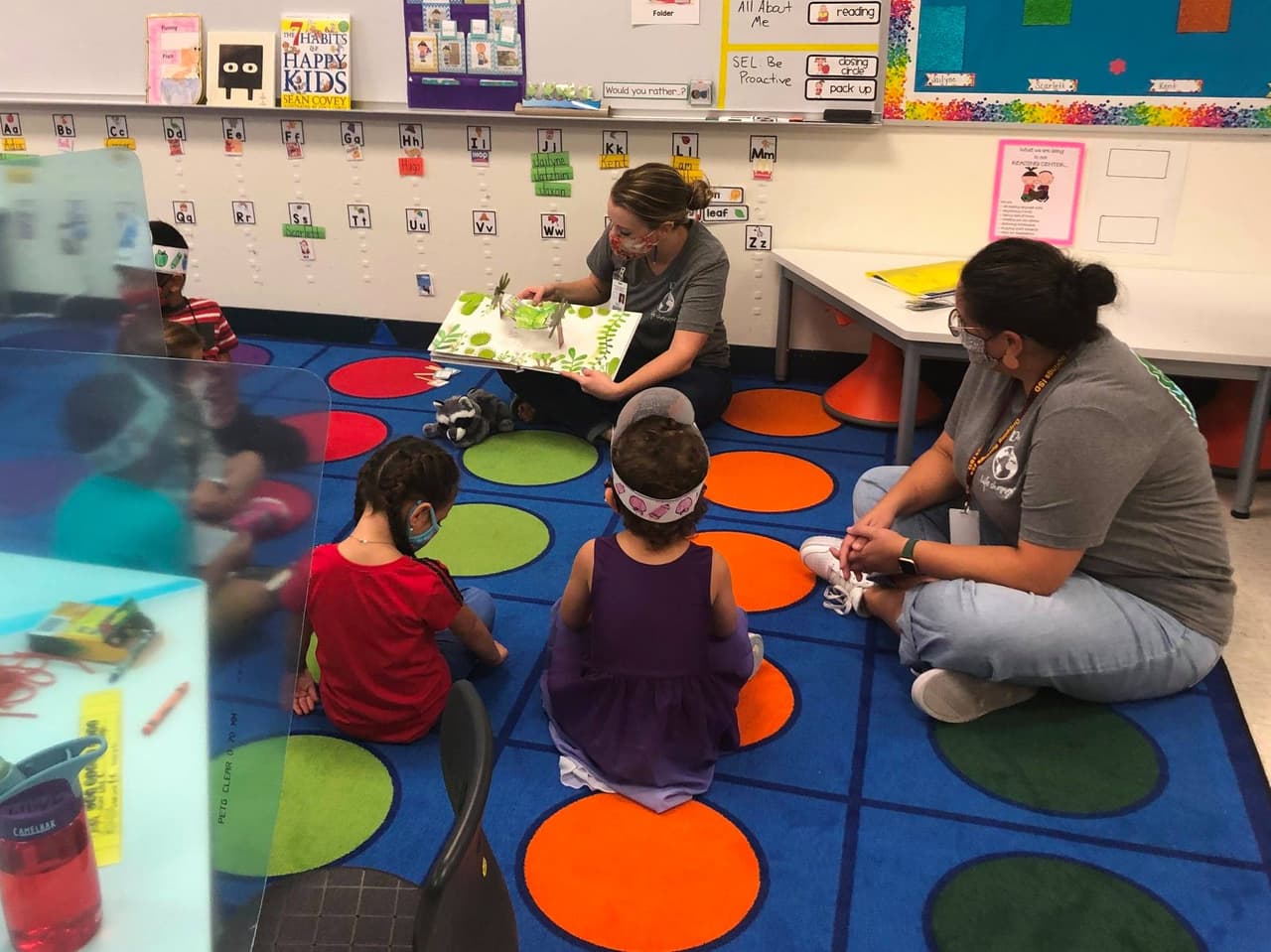 Muchos estudiantes de Dripping Springs ISD regresaron a los campus este lunes después de un mes de aprendizaje virtual.