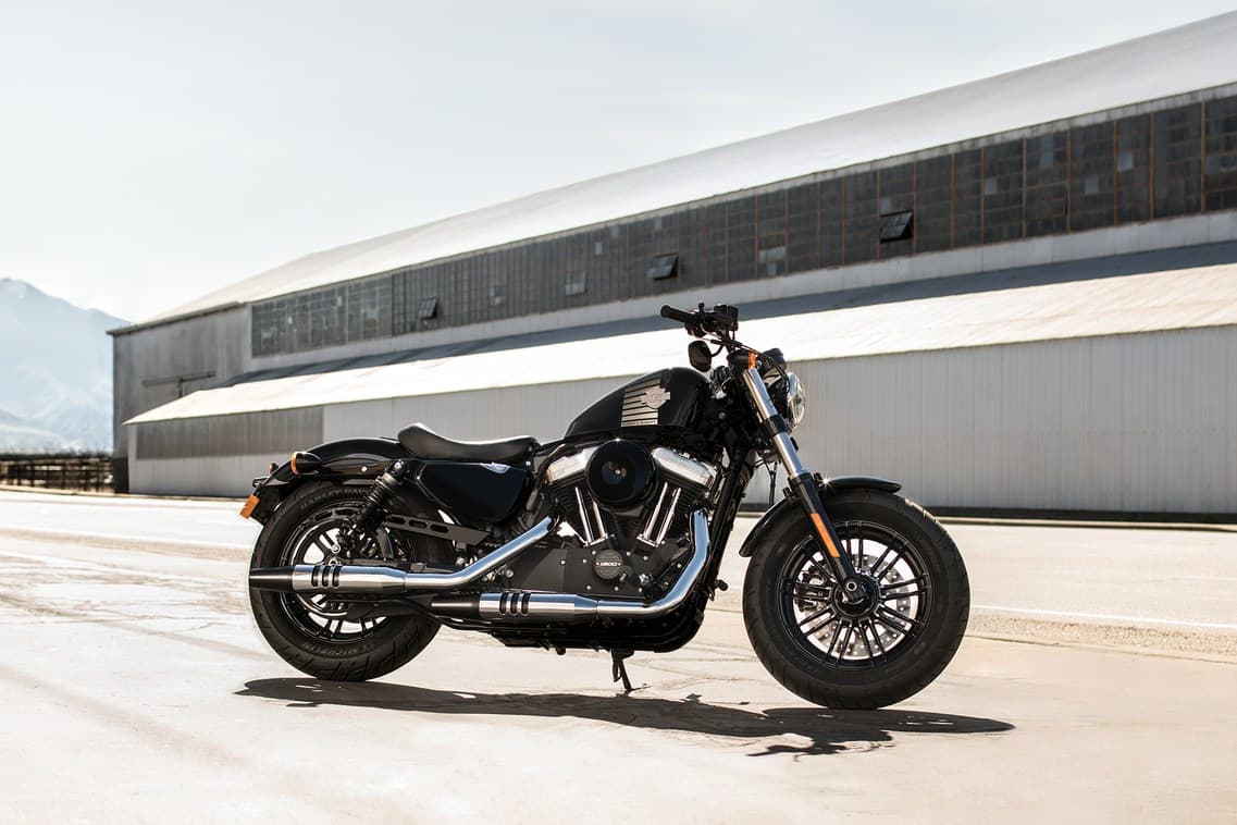Esta Harley Davidson cuenta con un motor 
<b>Evolution enfriado por aire </b>de 1,202 cc y torque de 73 libras-pie a 3,500 rpm. Entre sus detalles se encuentra el tanque icónico de dos galones (7.9 litros), neumático delantero grueso y horquilla delantera de 49 mm. Su precio comieza en 12,000 dólares.