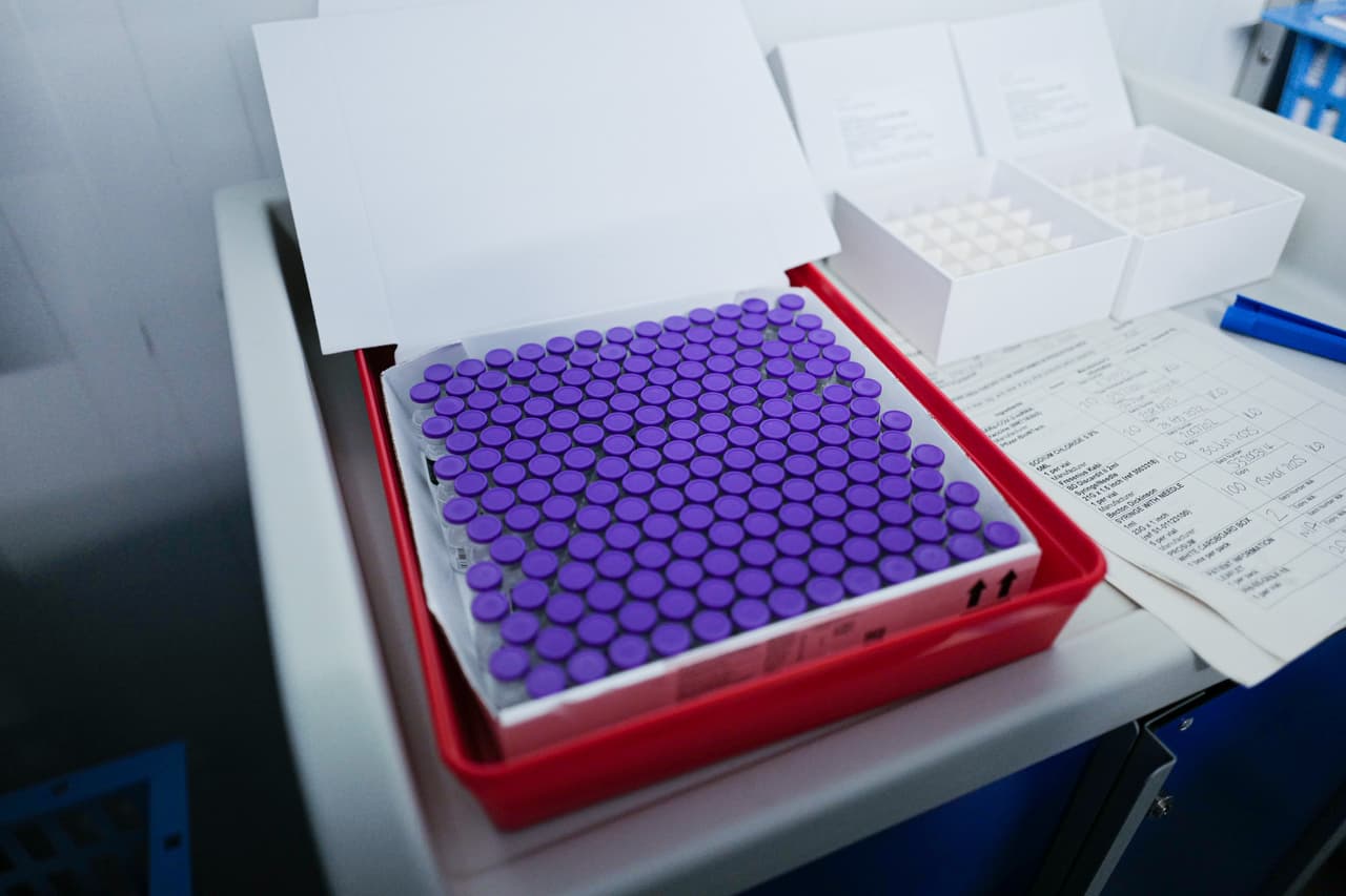 El gobernador de Nueva York, Andrew Cuomo, dijo que espera que Nueva York reciba su asignación inicial de 170,000 dosis de Pfizer tan pronto como este fin de semana y asignaciones adicionales en las próximas semanas.