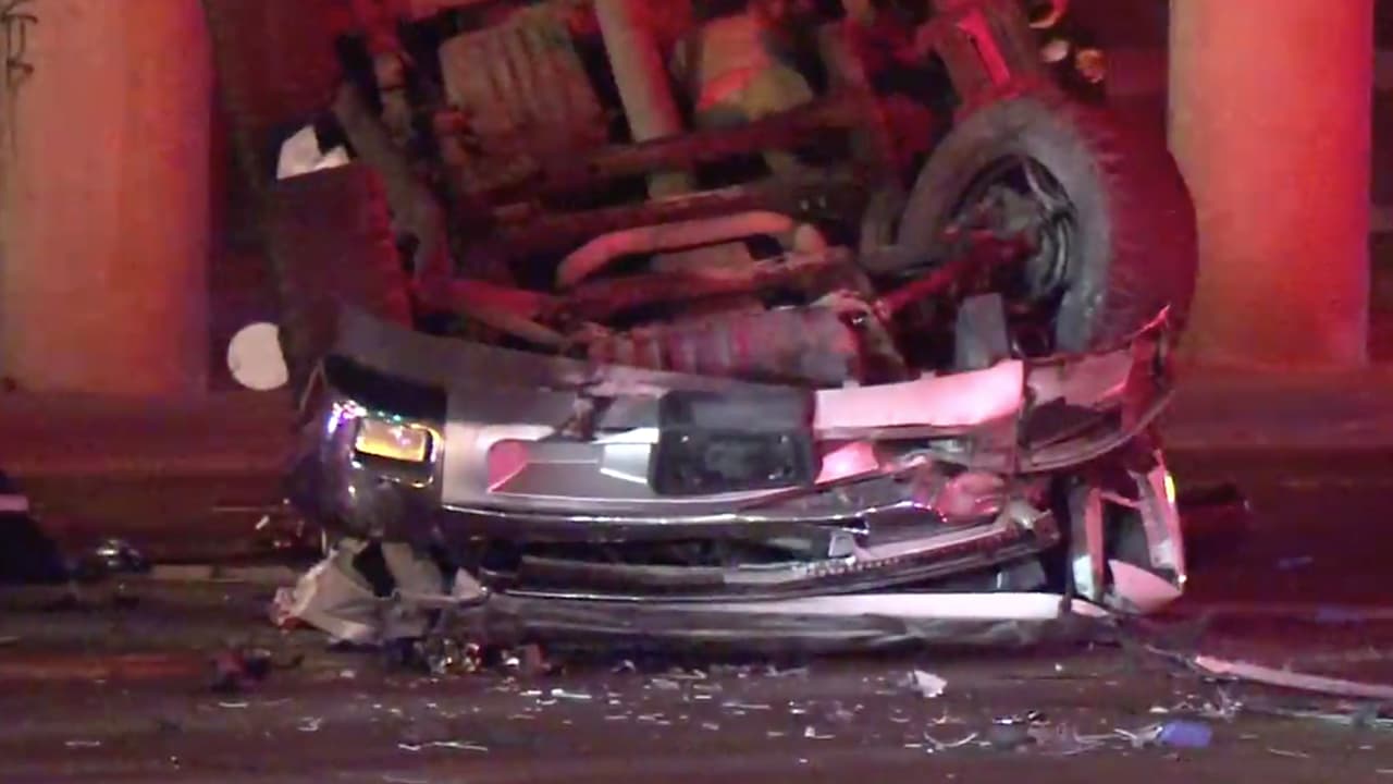 Dos vehículos que jugaban carreras ocasionaron un accidente que falto poco para tuviera consecuencias mortales.