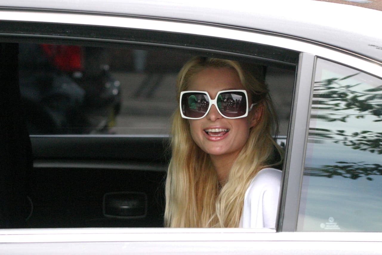 La empresaria estadounidense Paris Hilton trajo al presente la historia detrás de la icónica imagen de 2006, en la que aparece fotografiada al lado de Britney Spears y Lindsay Lohan.