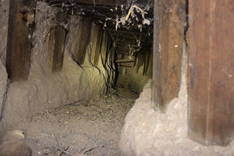 Otro pasaje subterráneo que construyeron los ingenieros de un cartel fue descubierto por agentes de la Patrulla Fronteriza en el sector Tucson, en Arizona, en mayo de 2017. Lo encontró un constructor a unos cuatro pies de la zona limítrofe, cerca del poblado de Naco.