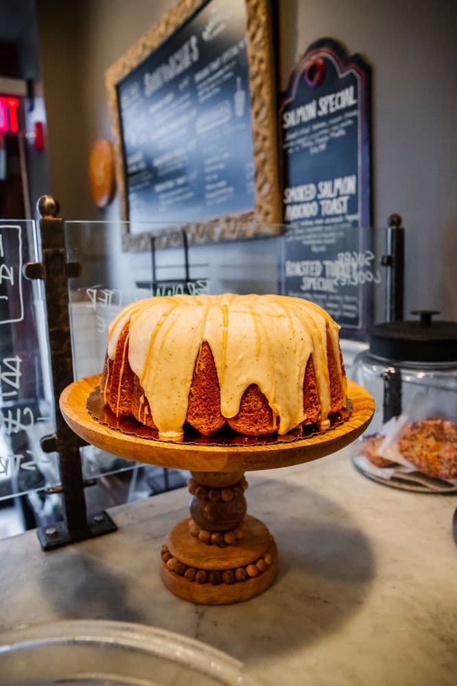 <b>The Bakeshop on 20th</b>
<br>Dirección: 269 S 20th St Philadelphia, PA 19103
<br>Teléfono: (215) 644-9714
<br>Sitio web: 
<a href="https://www.bakeshopon20th.com/">https://www.bakeshopon20th.com/</a> 
<br>
<b><a href="https://www.yelp.com/map/the-bakeshop-on-20th-philadelphia">Cómo llegar</a></b>
<br>
<br>Los propietarios dicen que: “Somos una panadería de lotes pequeños que se especializa en hornear los favoritos de la infancia, así como recetas familiares tradicionales, utilizando solo los mejores ingredientes disponibles”.