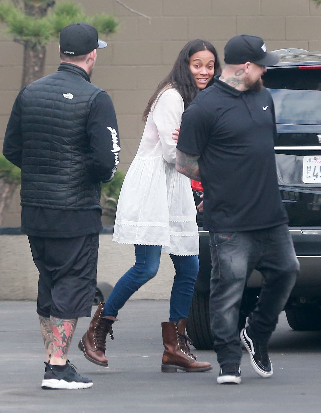 Lleva una muy buena relación con Joel y Benji.