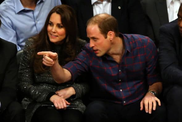 El príncipe William optó por un look relajado, de camisa y jeans, para aistir al evento deportivo. Por otra parte, la duquesa virtió muy elegante, como siempre, en un abrigo y pantalón negro.