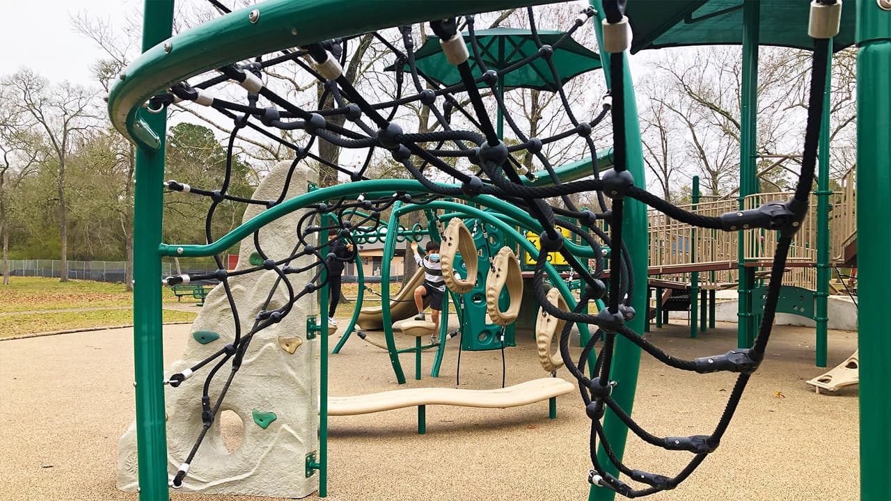 El parque ofrece la oportunidad a los niños de jugar en medio de los altos árboles que hay alrededor.