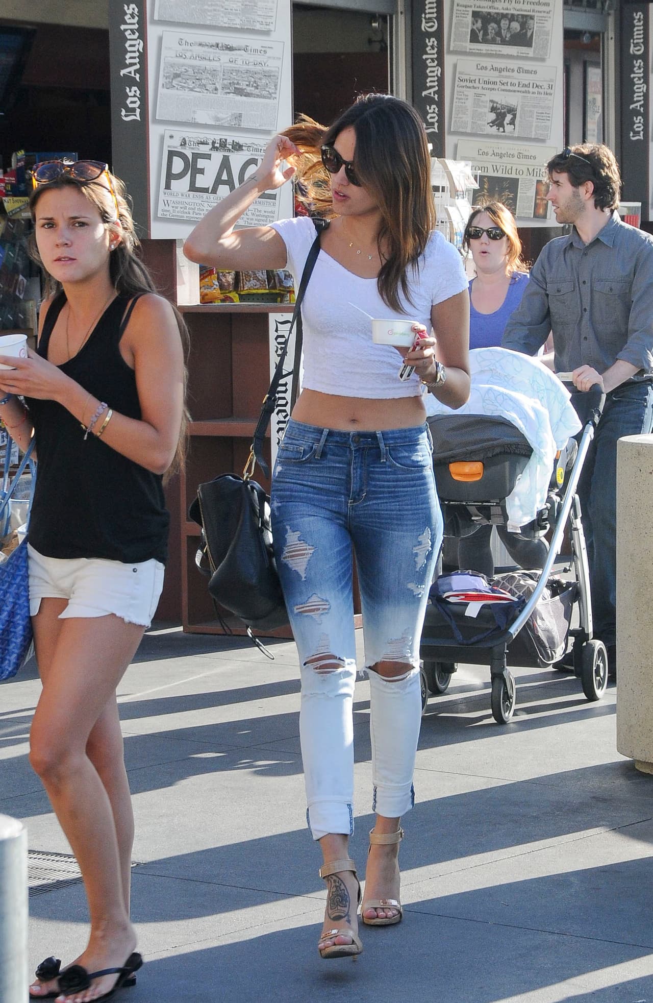 Hasta con unos jeans desgastados los crop tops lucen muy fashion.