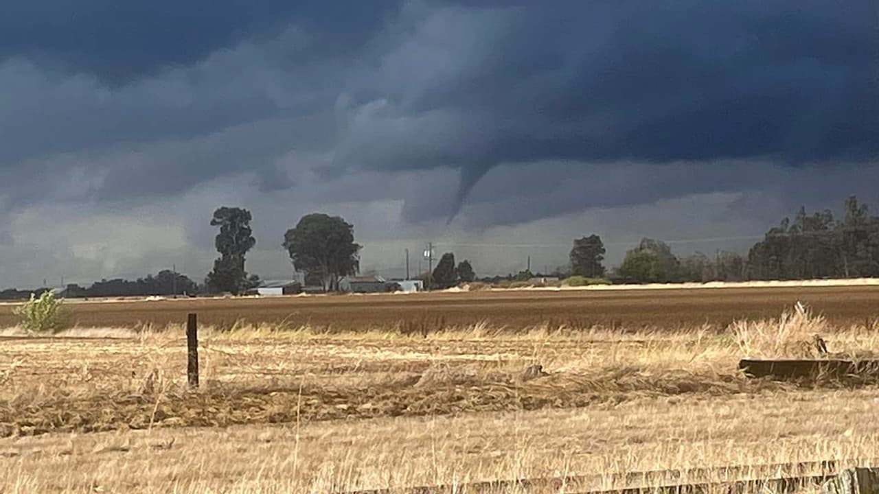 Tornado sorprende a los habitantes al norte de Galt