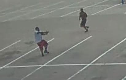 El pasado 30 de mayo en la cuadra 9759 de la calle Forest Ln una mujer embarazada recibió un disparo que le provocó el parte de emergencia. La policía busca a los sospechosos de este tiroteo cruzado.