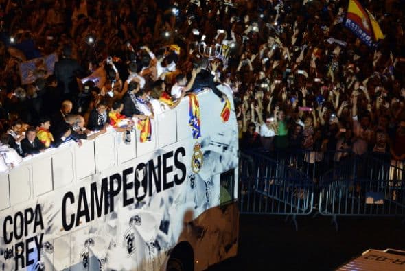 Diez minutos después, a las 3:44, los jugadores subieron al autobús preparado expresamente para el festejo.