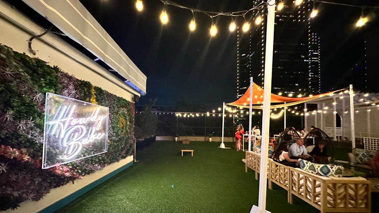 Las películas se dividen entre estrenos y clásicas, para los más nostálgicos. En 
<b>diferentes horarios desde las 4:30 de la tarde, para mayores de 18 años</b>. Puedes 
<a href="https://rooftopcinemaclub.com/fort-worth/venue/rooftop-cinema-club-downtown-ft-worth/" target="_blank">encontrar la cartelera haciendo clic aquí</a>.