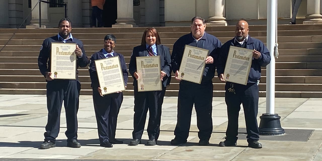 En una ceremonia en las oficinas de la Alcaldía de Nueva York, los trabajadores de tránsito David Artis, Raven Haynes, Joseph Franchi, Dayron Williams y Parla Mejía fueron condecorados, con una placa, la cual agradecía su valentía por llevar a los neoyorquinos a la seguridad de forma segura y calmada durante el tiroteo. 
<br>