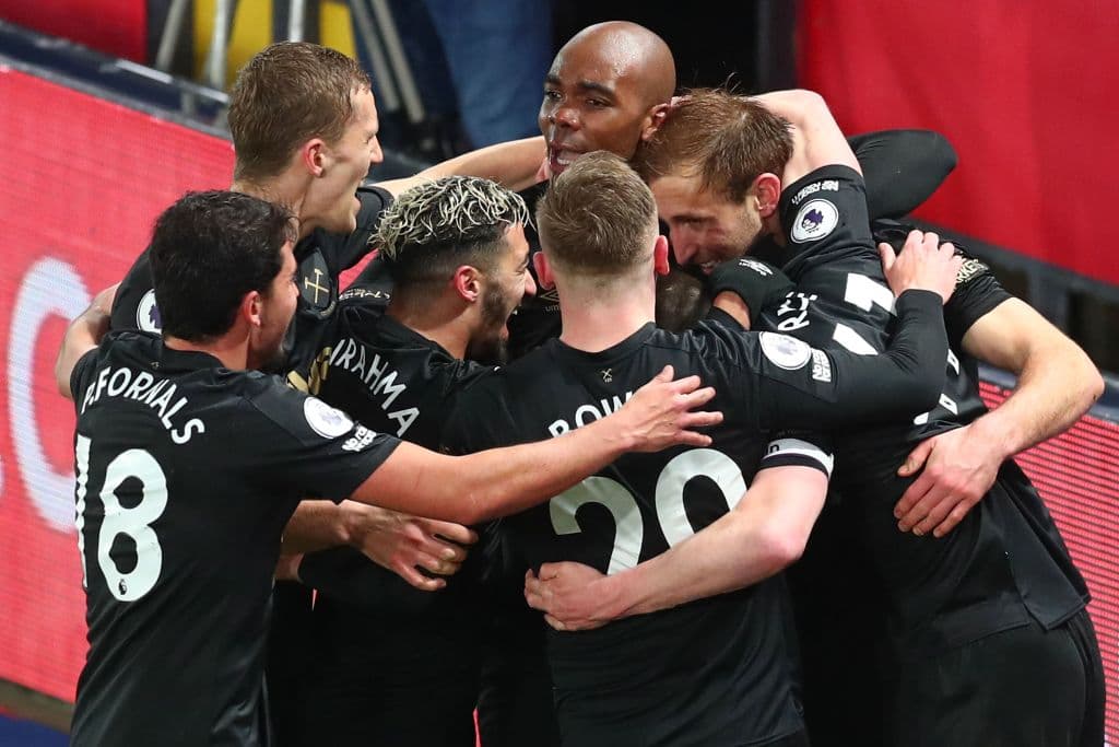 Crystal Palace no aprovechó la localía y perdió 2-3 con West Ham. Zaha (3’) y Batshuayi (90+7’) hicieron los goles de los locales; Soucek (9, 25’) y Dawson (65’) hicieron los del West Ham. Crystal Palace y West Ham terminan la jornada con 23 y 35 puntos, respectivamente.