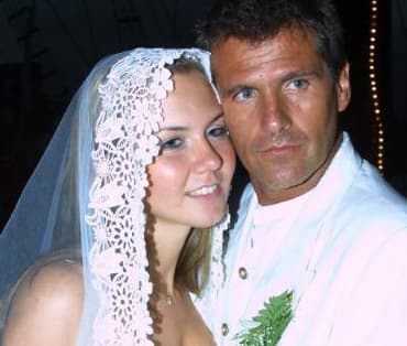 Ella solicitó el divorcio en 2003 y se separaron en 2004. Su rompimiento ha estado rodeado del escándalo y la guerra de declaraciones.