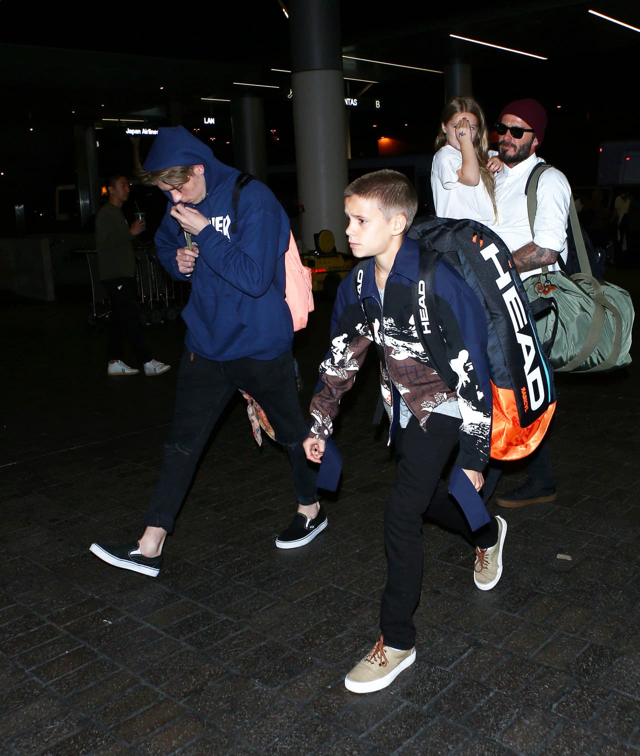 La familia Beckham llegó a Los Ángeles y los paparazzi ya los esperaban.