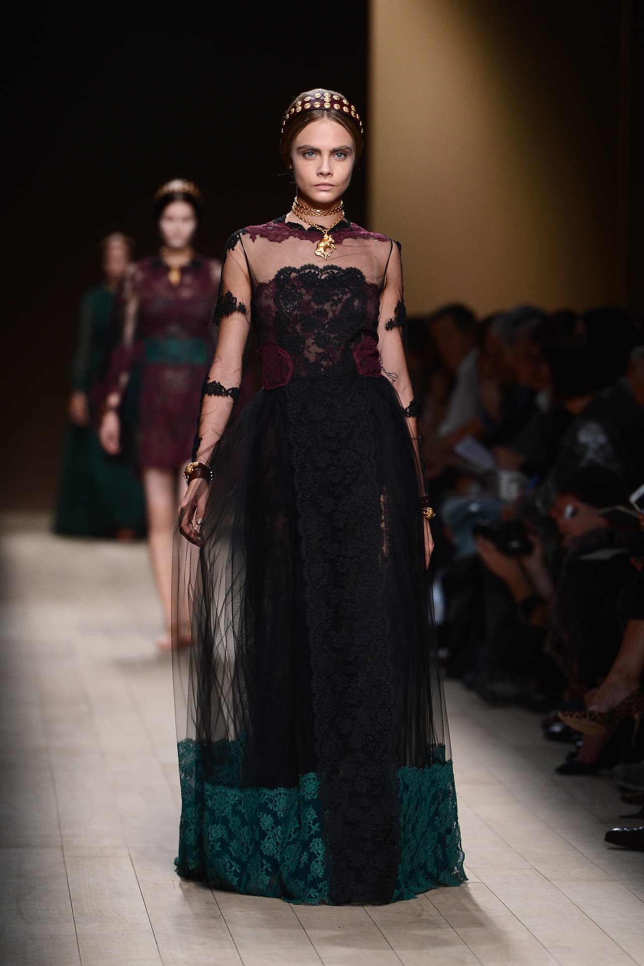 Tuvo que detener sus constantes participaciones debido a la psoriasis que padecía.