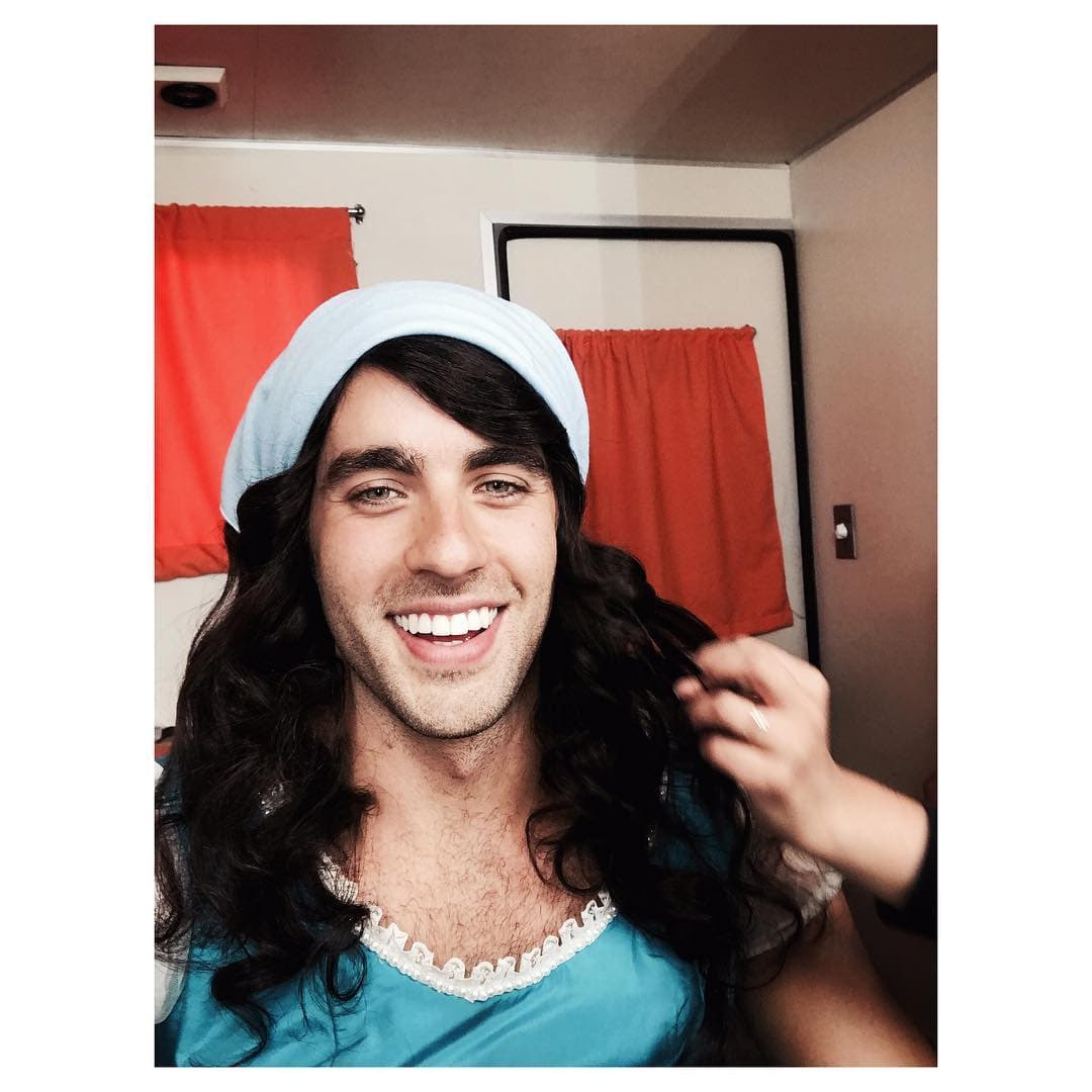 Iniciamos este especial de bellezas con el actor
<b> <a href="http://www.univision.com/temas/jose-pablo-minor">José Pablo Minor</a></b>, quien no pudo evitar compartir esta imagen en redes sociales mientras se caracterizaba de mujer para la telenovela '
<b><a href="http://www.univision.com/novelas/mi-marido-tiene-familia">Mi marido tiene familia</a></b>', dejándonos ver que si hubiera sido una dama no sería tan hermosa.