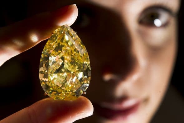 ¿Te imaginas tener en tus manos el diamante amarillo más grande del mundo? Pues este martes alguien cumplió ese sueño.