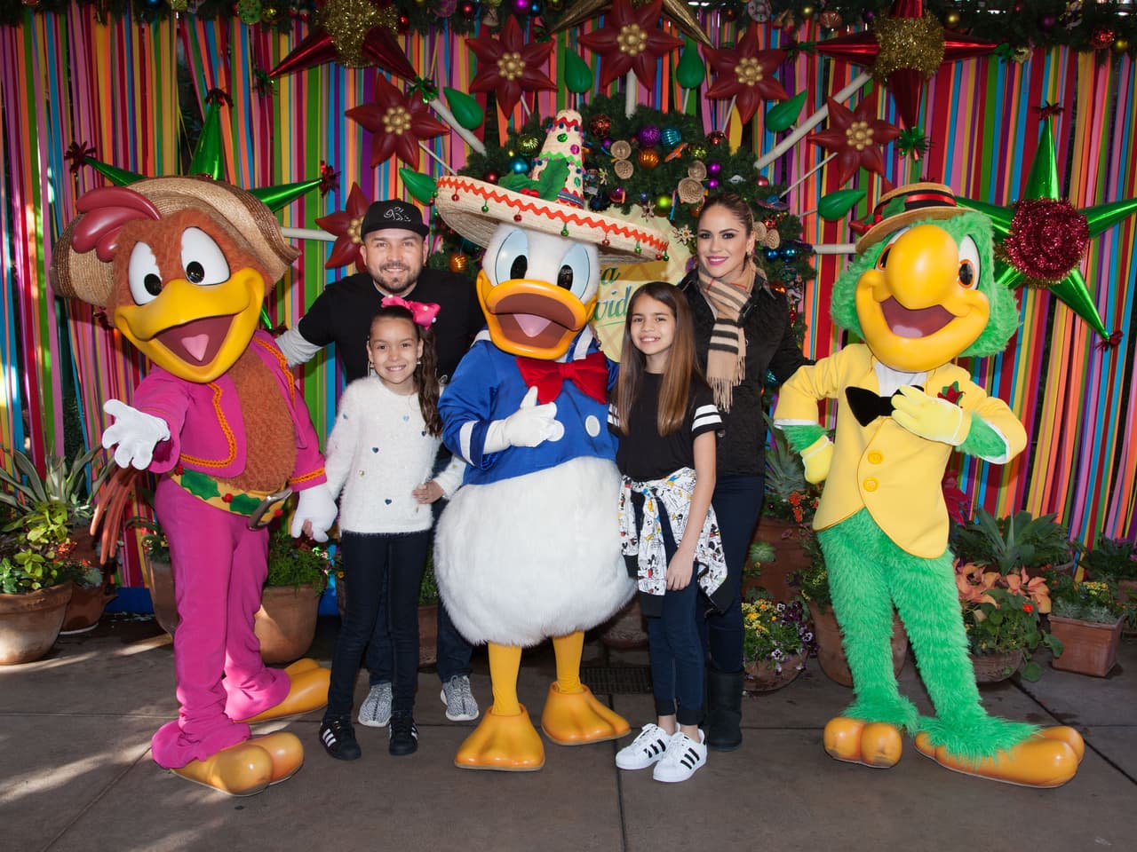 No podía faltar la foto familiar con los clásicos personajes de Disney.