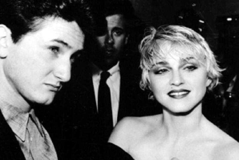 Su matrimonio duró apenas cuatro años y no tuvo ni un día de paz, y es que la boda, en la que Sean Penn amenazó a los fotógrafos con un arma, dejó claro que la mezcla de ambos temperamentos no podía acabar bien.