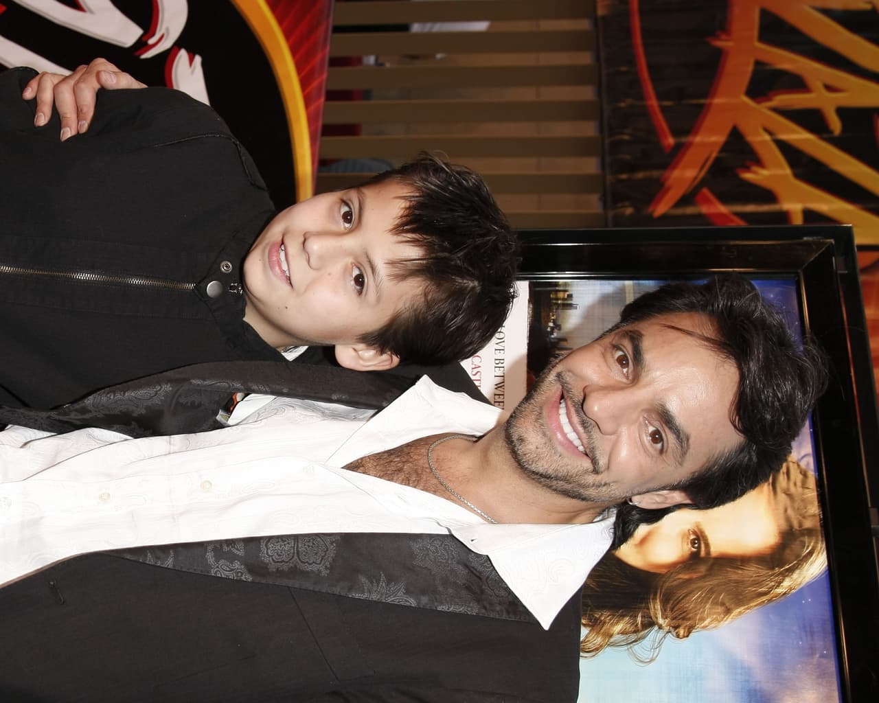 También compartió crédito con el pequeño Adrián Alonso.