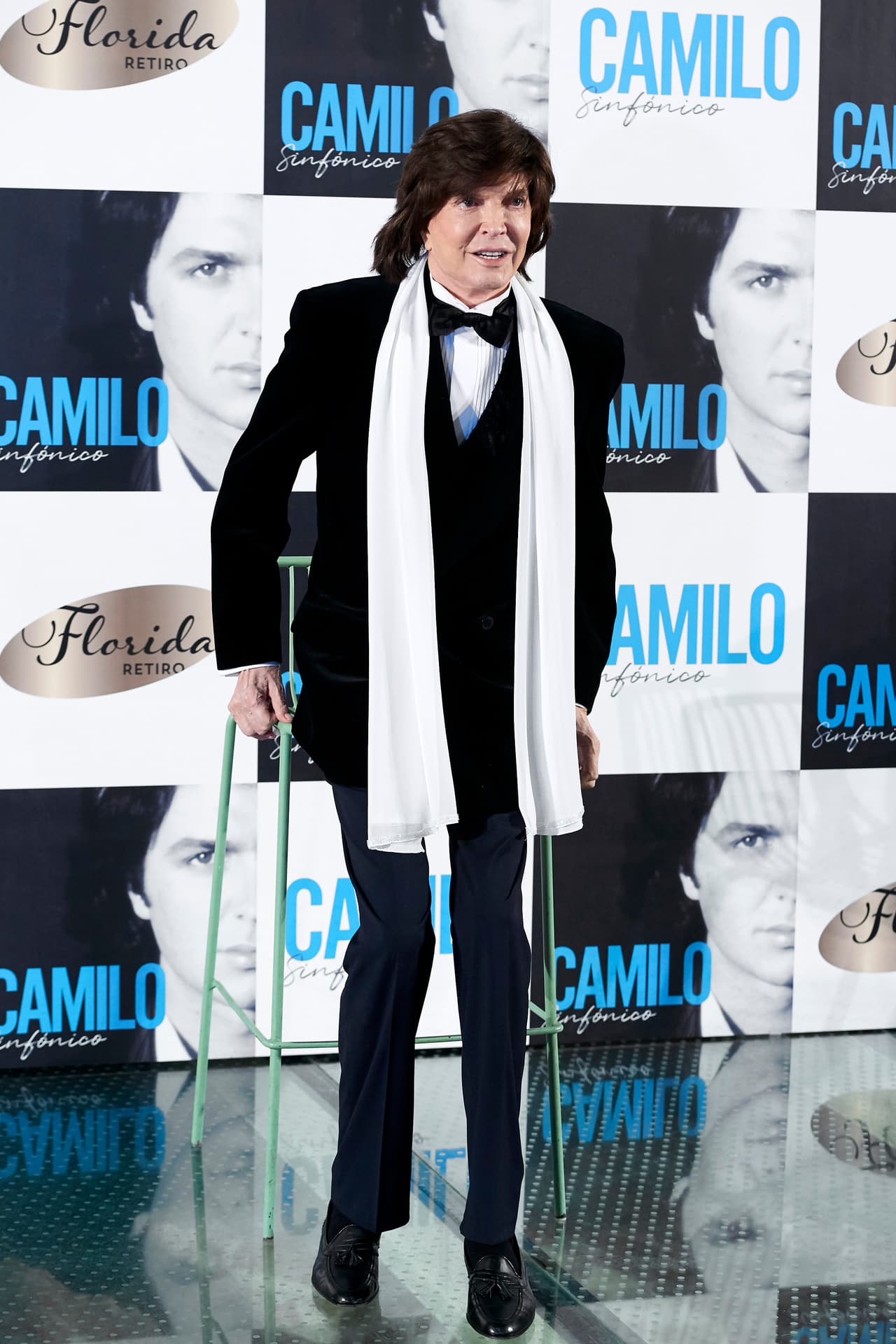 De acuerdo a los primeros reportes, el cantautor español 
<b><a href="https://www.univision.com/shows/primer-impacto/el-susto-de-camilo-sesto-que-lo-llevo-al-hospital-y-desato-los-rumores-sobre-su-salud-video" target="_blank">fue hospitalizado de emergencia</a></b> el sábado a causa de problemas renales que le aquejaban.