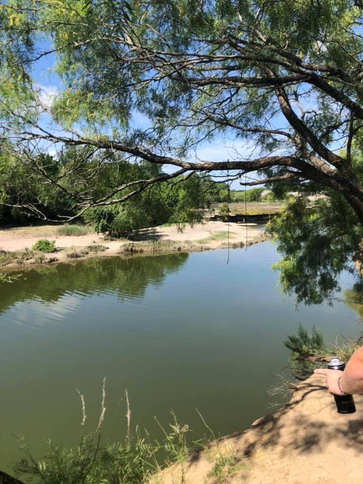 Los árboles brindan sombra relajante para los asistentes que van al parque a caminar.
<br>