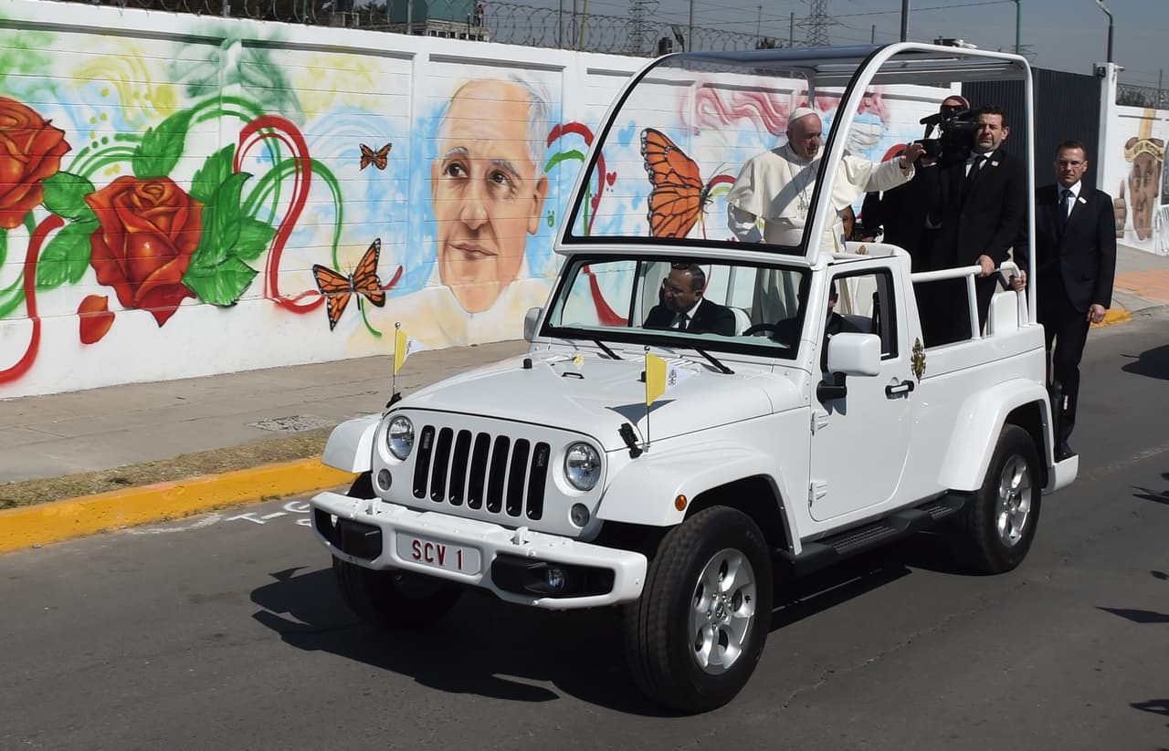 Minutos después arribó a Ecatepec en donde fue recibido por el gobernador del Estado, Eruviel Ávila.