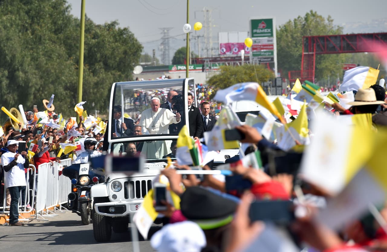 Fueron 9 kilómetros los que recorrió el Santo Padre saludando a los fieles.